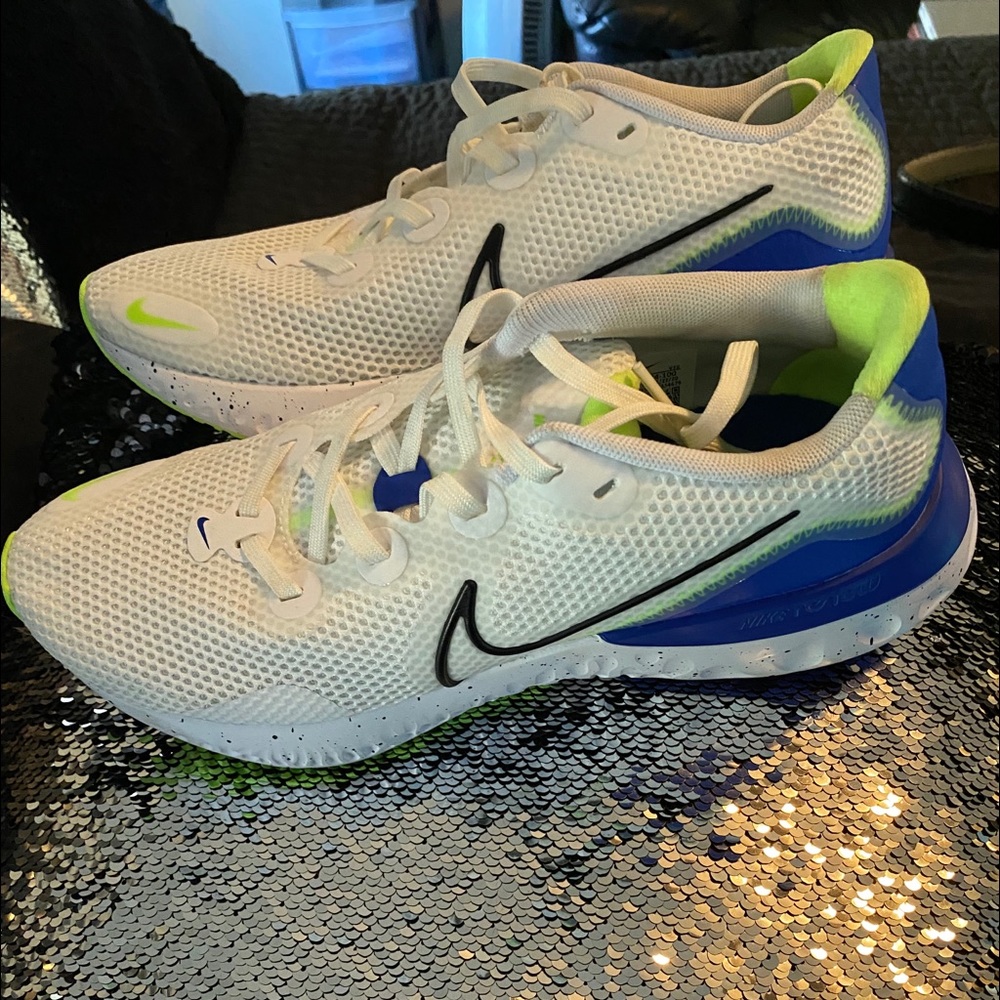 Men’s Nike Renews size 8